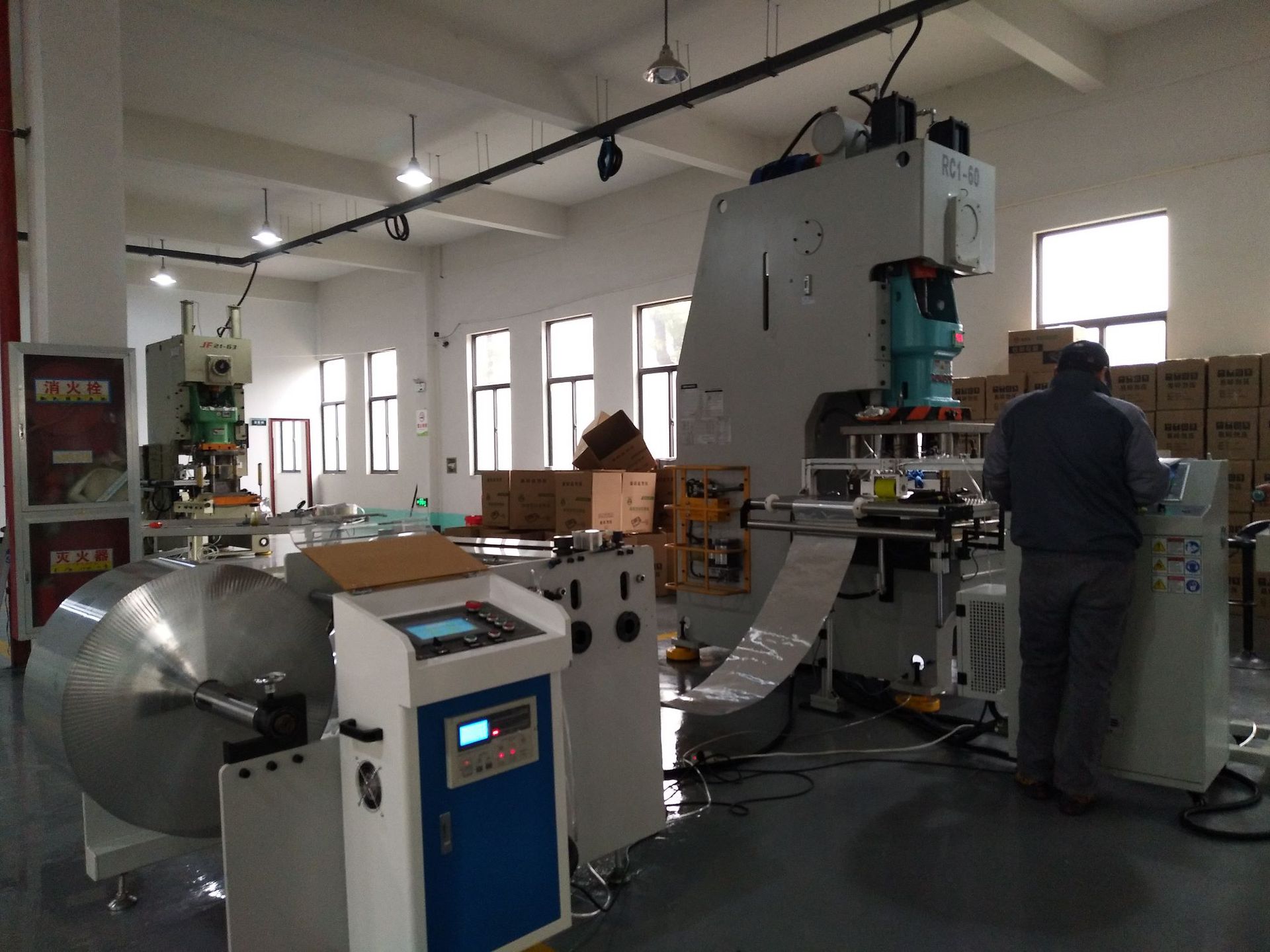 铝箔餐盒冲压生产线设备选型