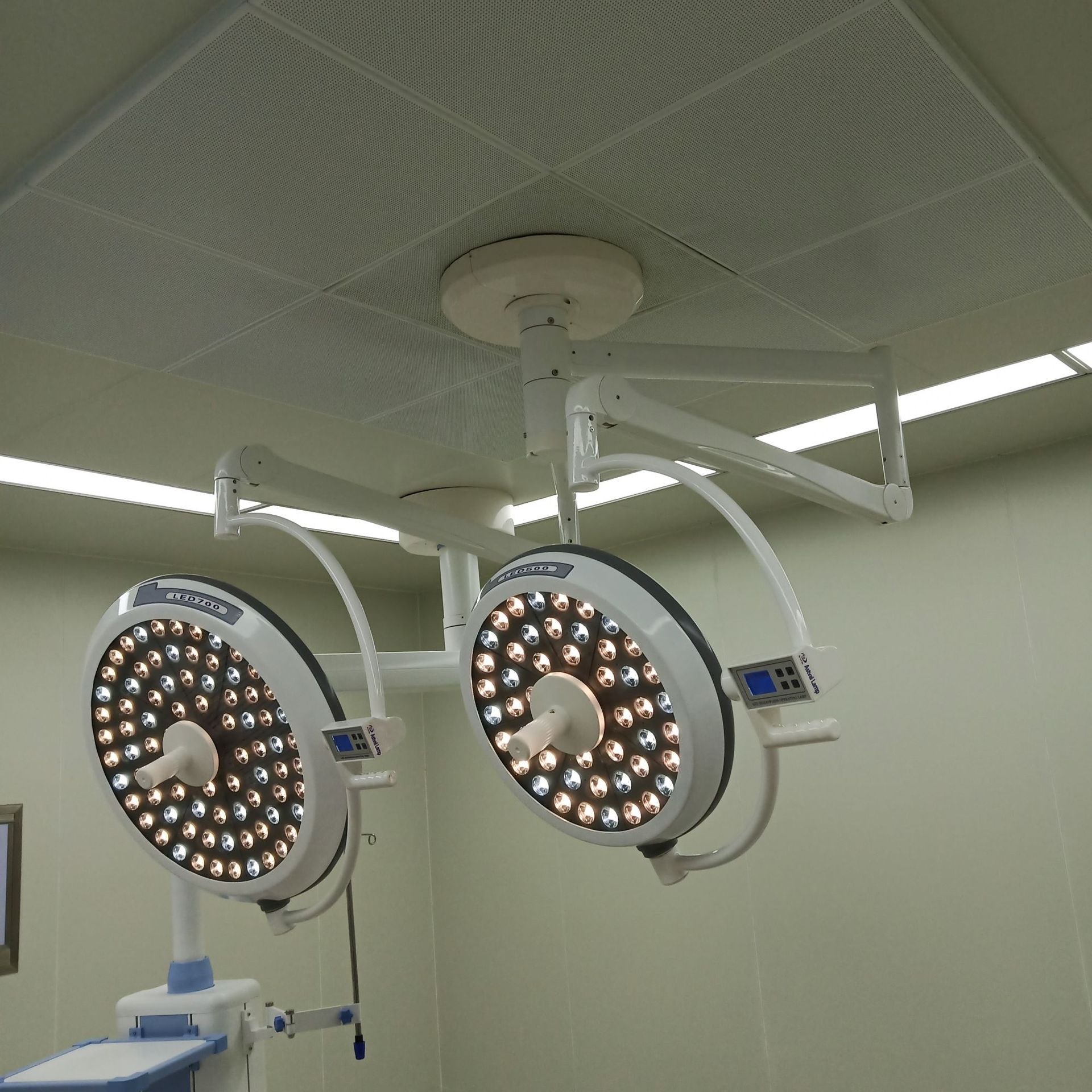 厂家批发医院led手术无影灯吊式双头冷光源手术灯700/500