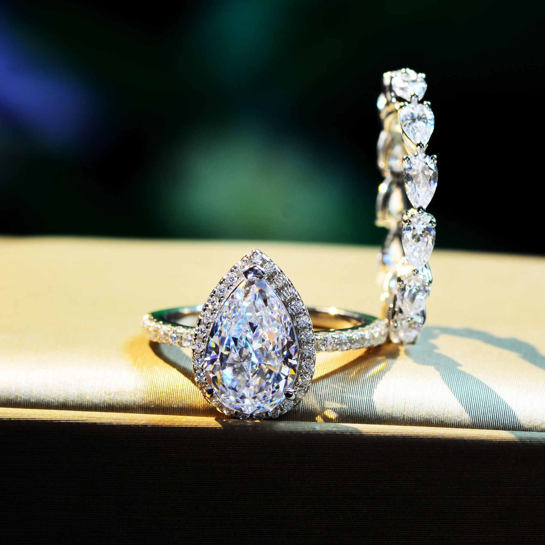 诗佩珠宝 雷迪恩钻石底镶嵌梨形8*12高碳钻7克拉满钻套装订婚指环