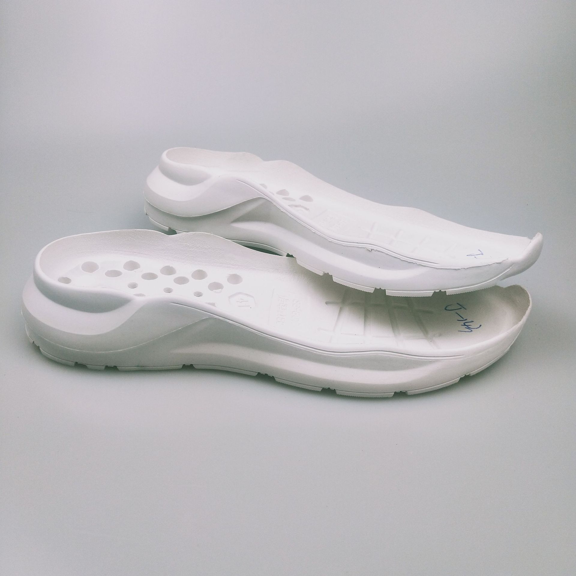 东莞实力商家专业定做新款热销橡塑发泡老爹鞋底ip高弹休闲鞋底