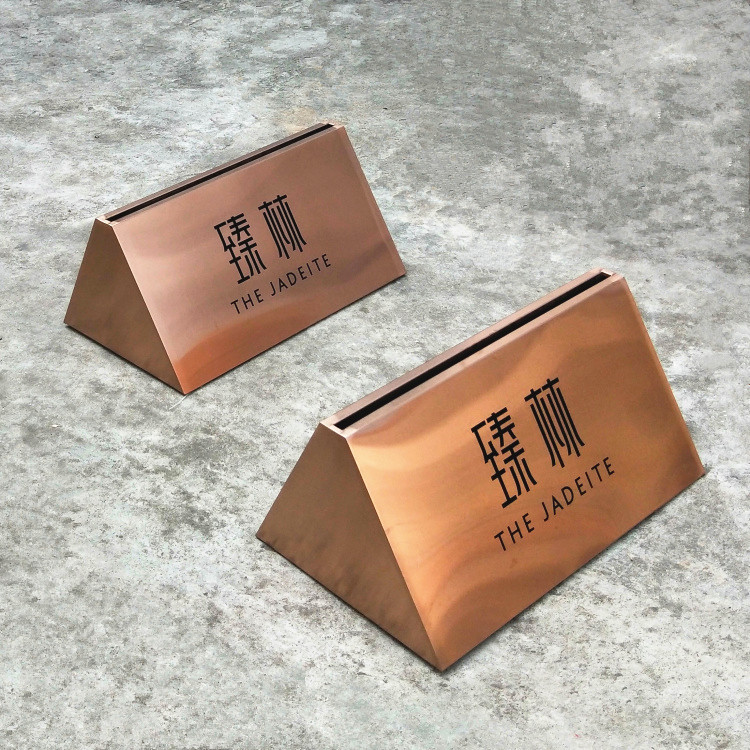 玫瑰金三角形底座来图定制商场玻璃立牌三角形玫瑰金立式落地展架