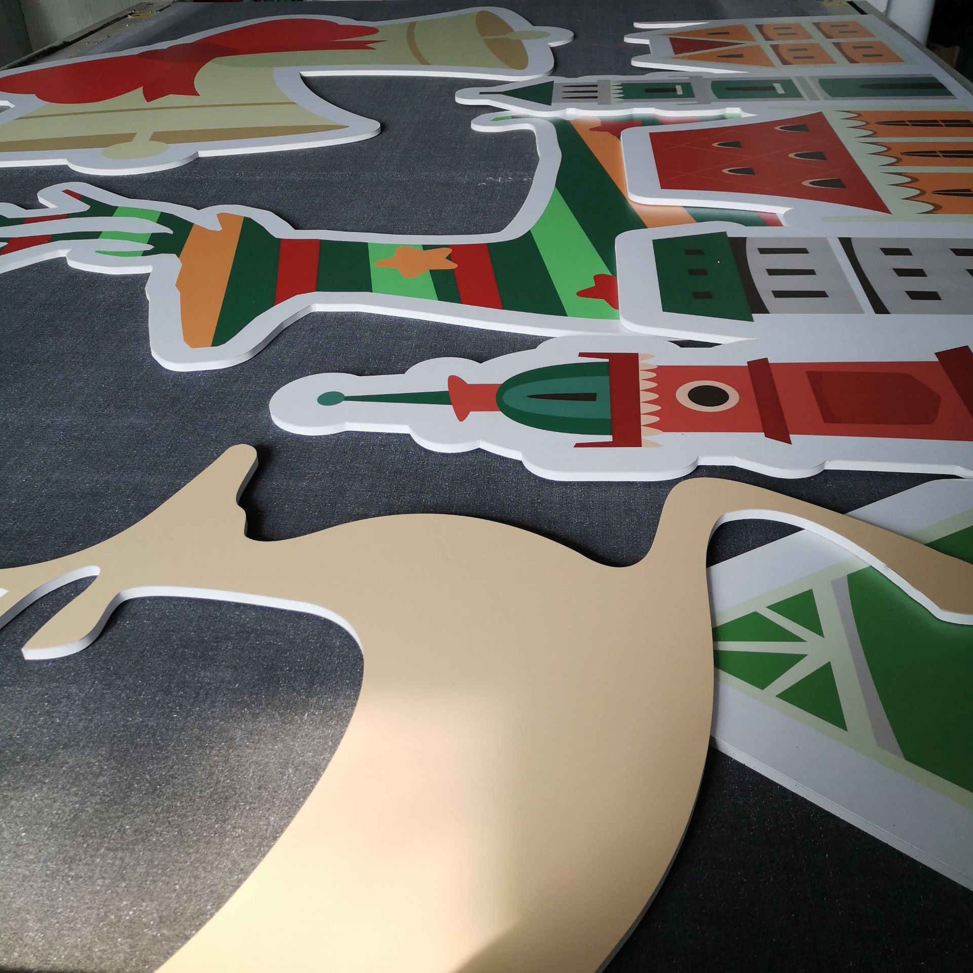 雪弗板喷绘写真制作 异形雪弗板雕刻制作安迪板 人像脸部镂空立牌