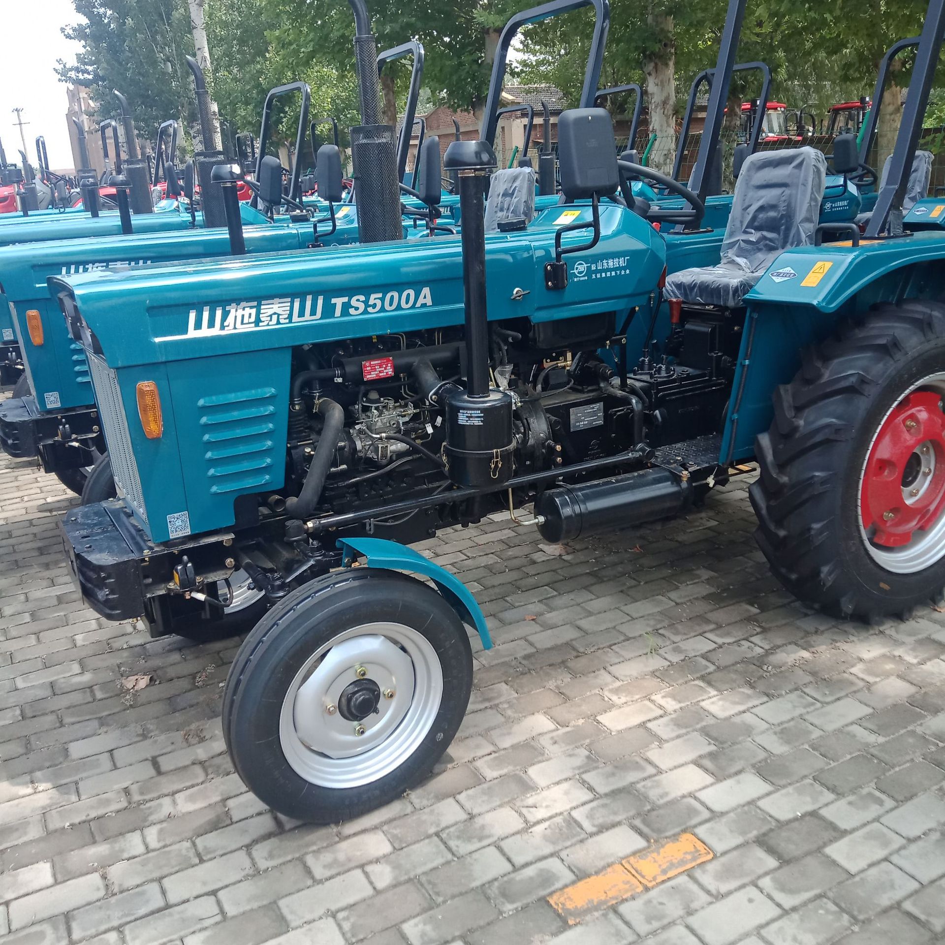 四驱拖拉机厂家 中型拖拉机 农用四轮拖拉机配套耕地耙地犁地