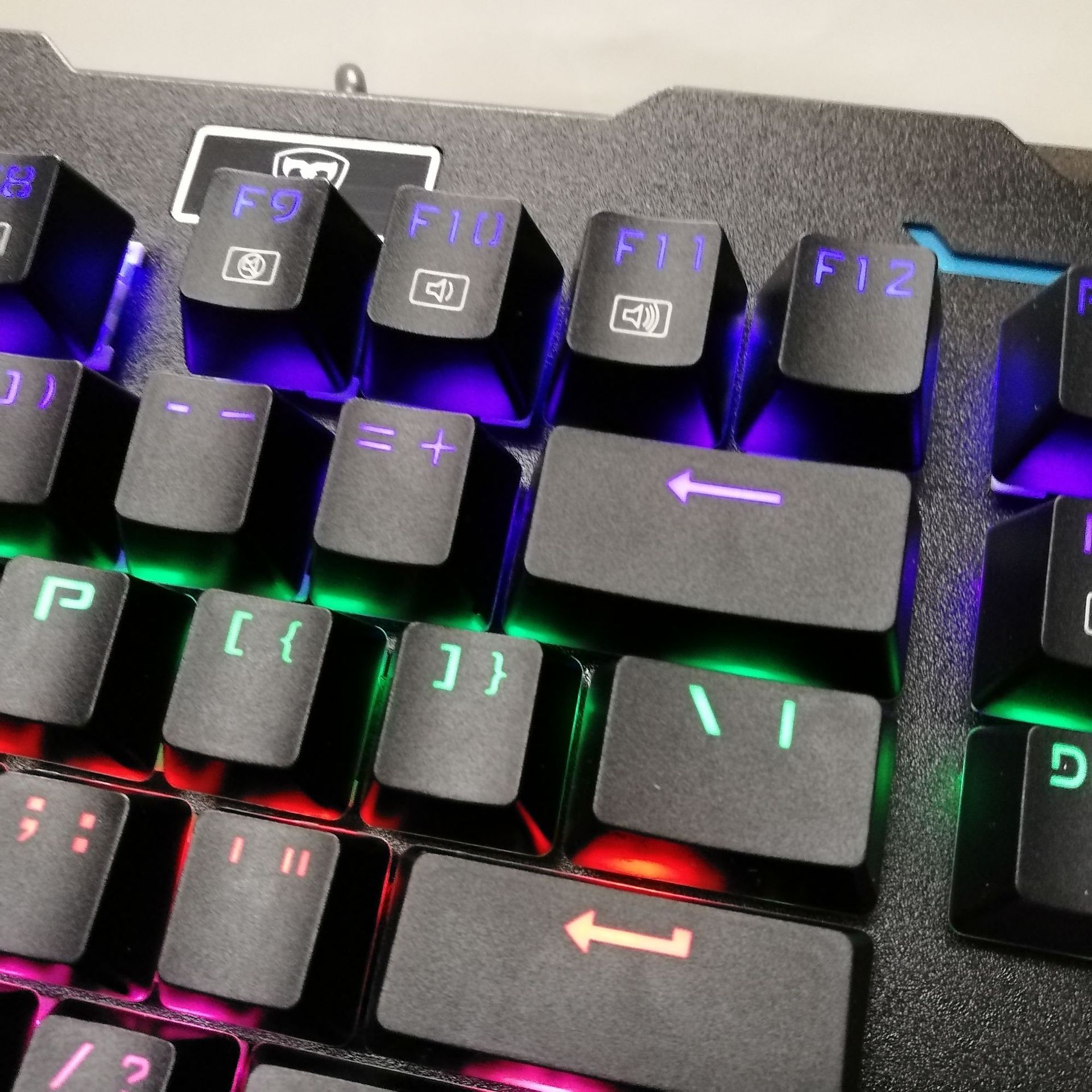 et i-850游戏机械键盘青轴104键 插拨轴网吧有线混光跑马电竞通用