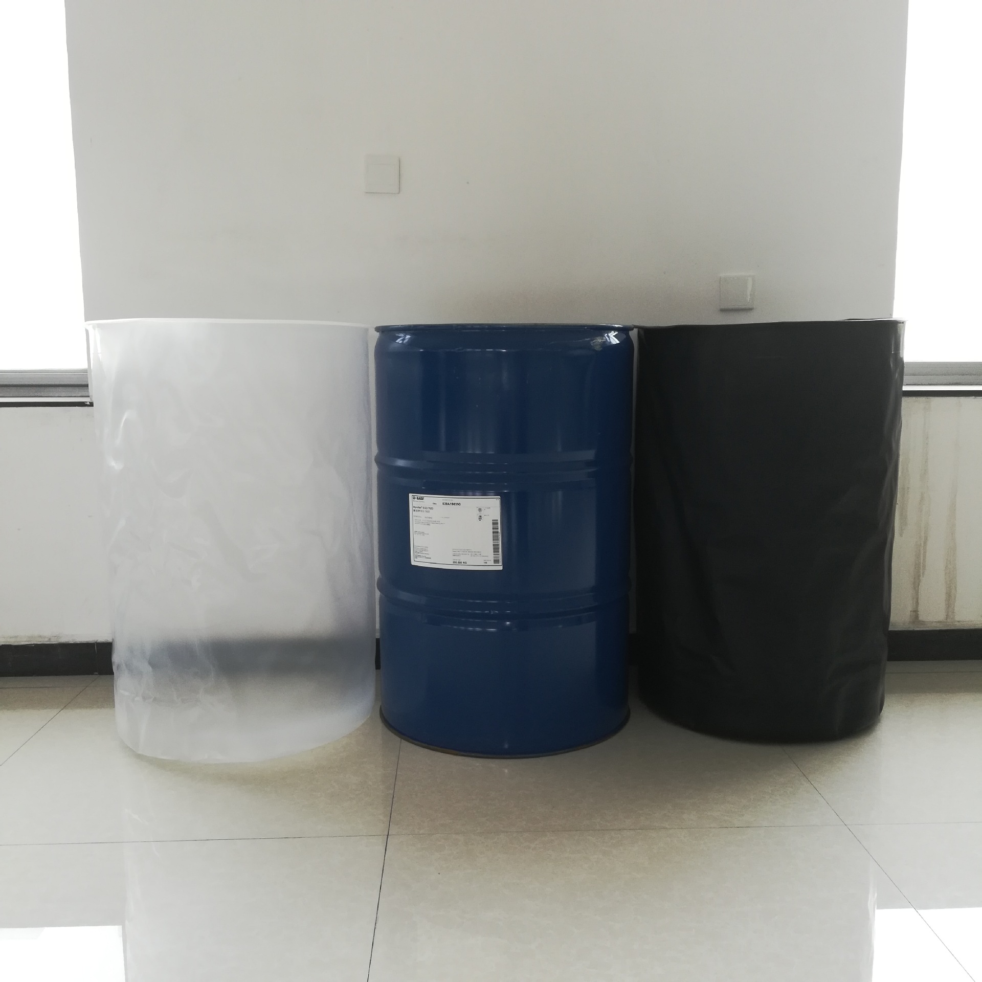 涂料桶内衬是我公司针对高危,普危化工产品开发的一种铁桶