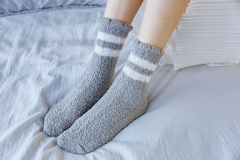 秋冬新款日系纯色二条杠珊瑚绒中筒女袜罗口花边麻花型半边绒袜子