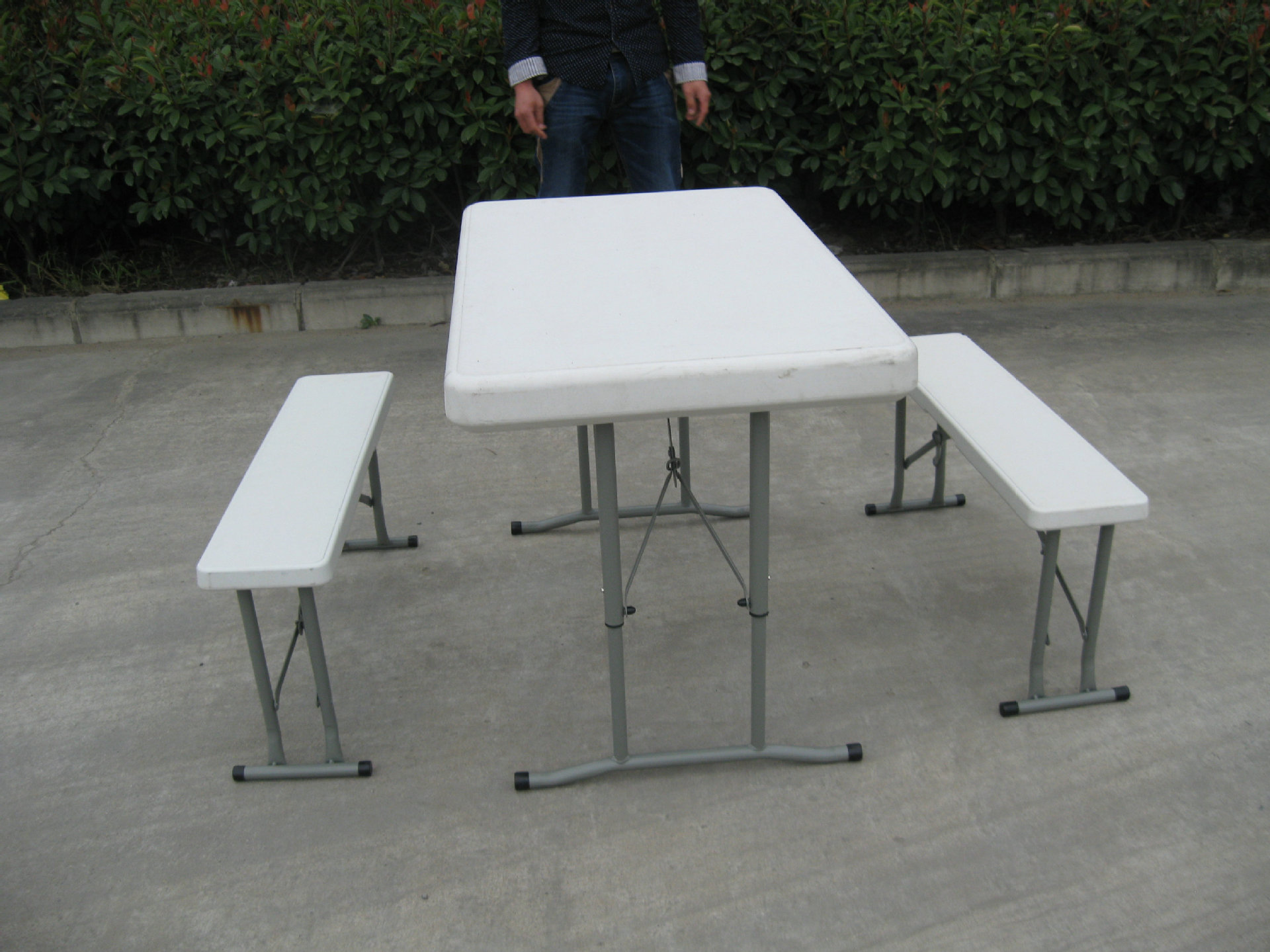 吹塑pe桌子 桌子 凳子 可收纳小体积塑料家具 塑料折叠桌凳