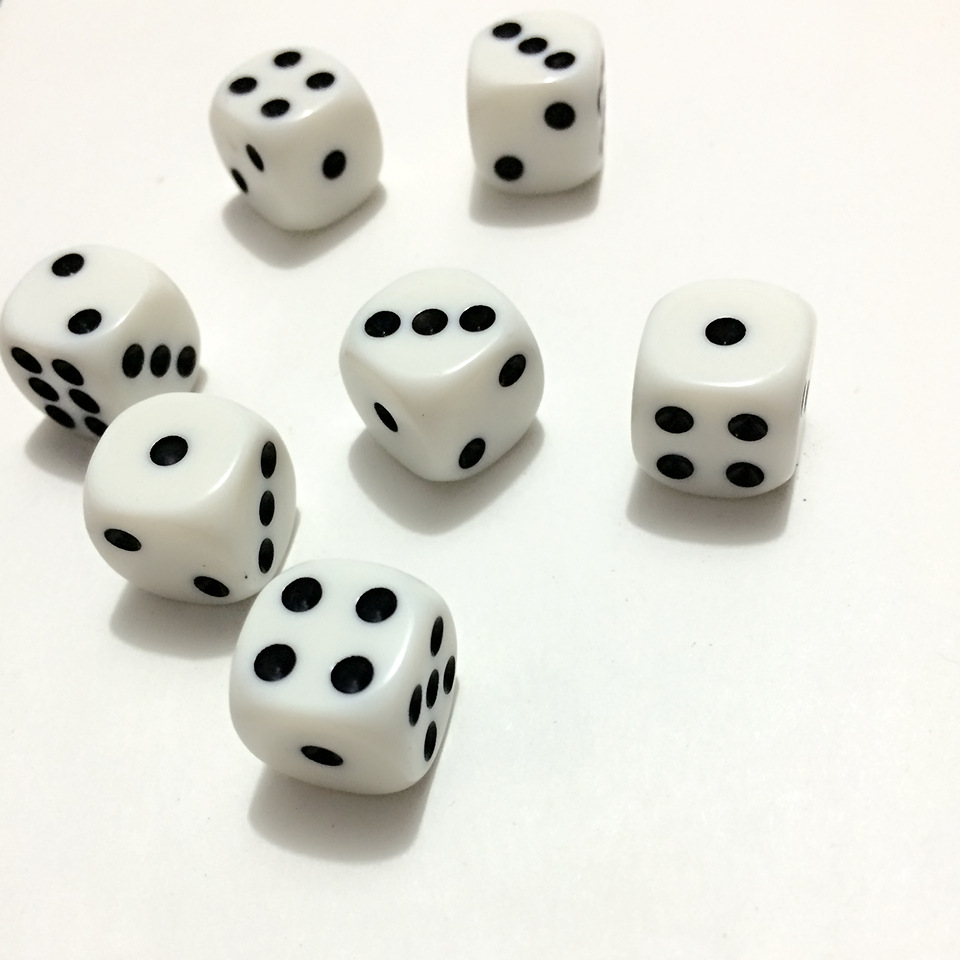 「新店促销」16mm白底黑点圆角骰子亚克力玩具出口贸易色仔色子
