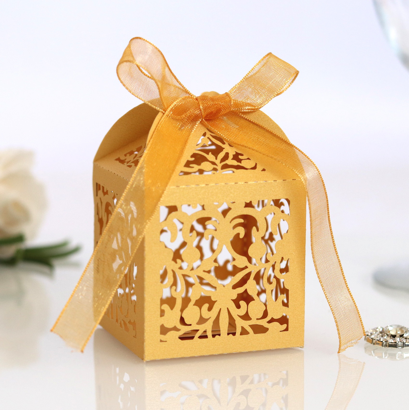 金黄蕾丝藤蔓激光镂空喜糖盒 结婚费列罗糖果包装盒套 义乌批发