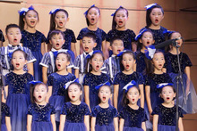 儿童合唱团演出服幼儿园背带裤蓬蓬公主裙中小学生男女童国庆表演