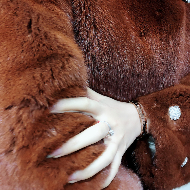 2019新貂皮大衣女短款焦糖色整貂天鹅绒级别带帽时尚洋气皮草