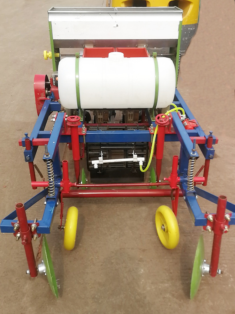 免抠膜花生精播机 覆膜花生播种机先覆膜后播种 膜上花生点播机