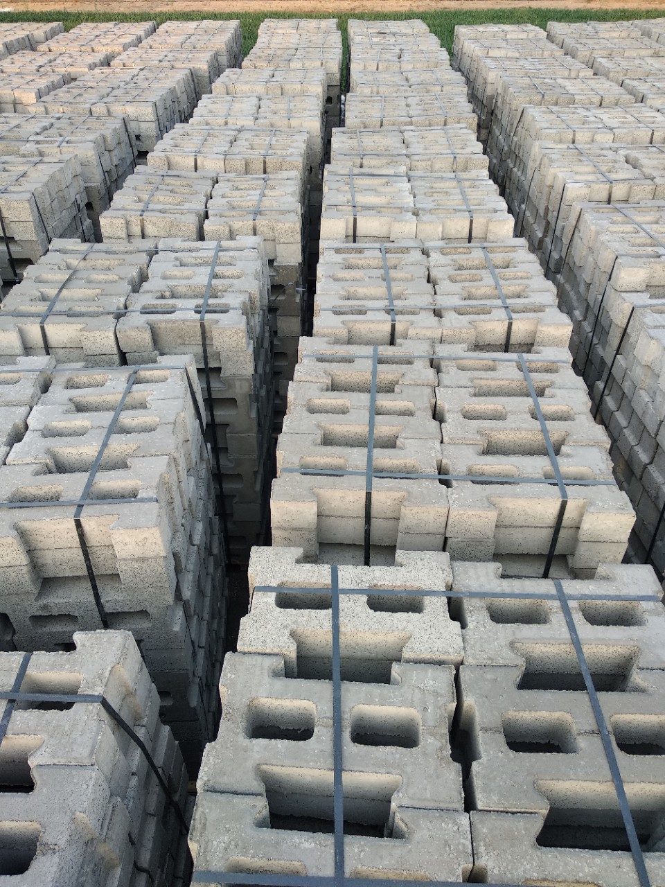 厂家批发500*300*110机制水泥工字护坡砖.植草砖草品砖.面包砖