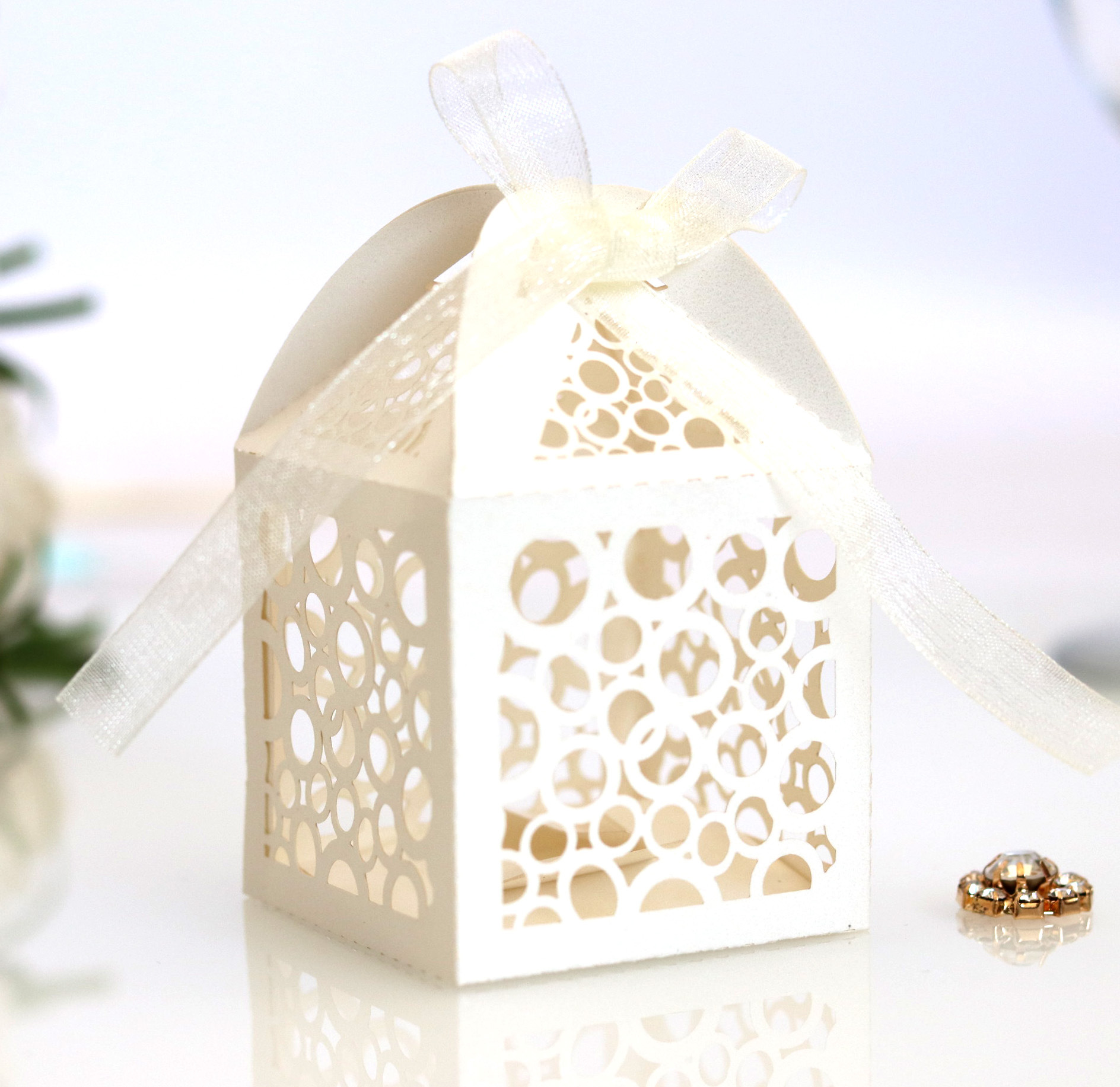 象牙色激光镂空剪纸窗花喜糖盒 结婚费列罗糖果包装盒套 深圳批发