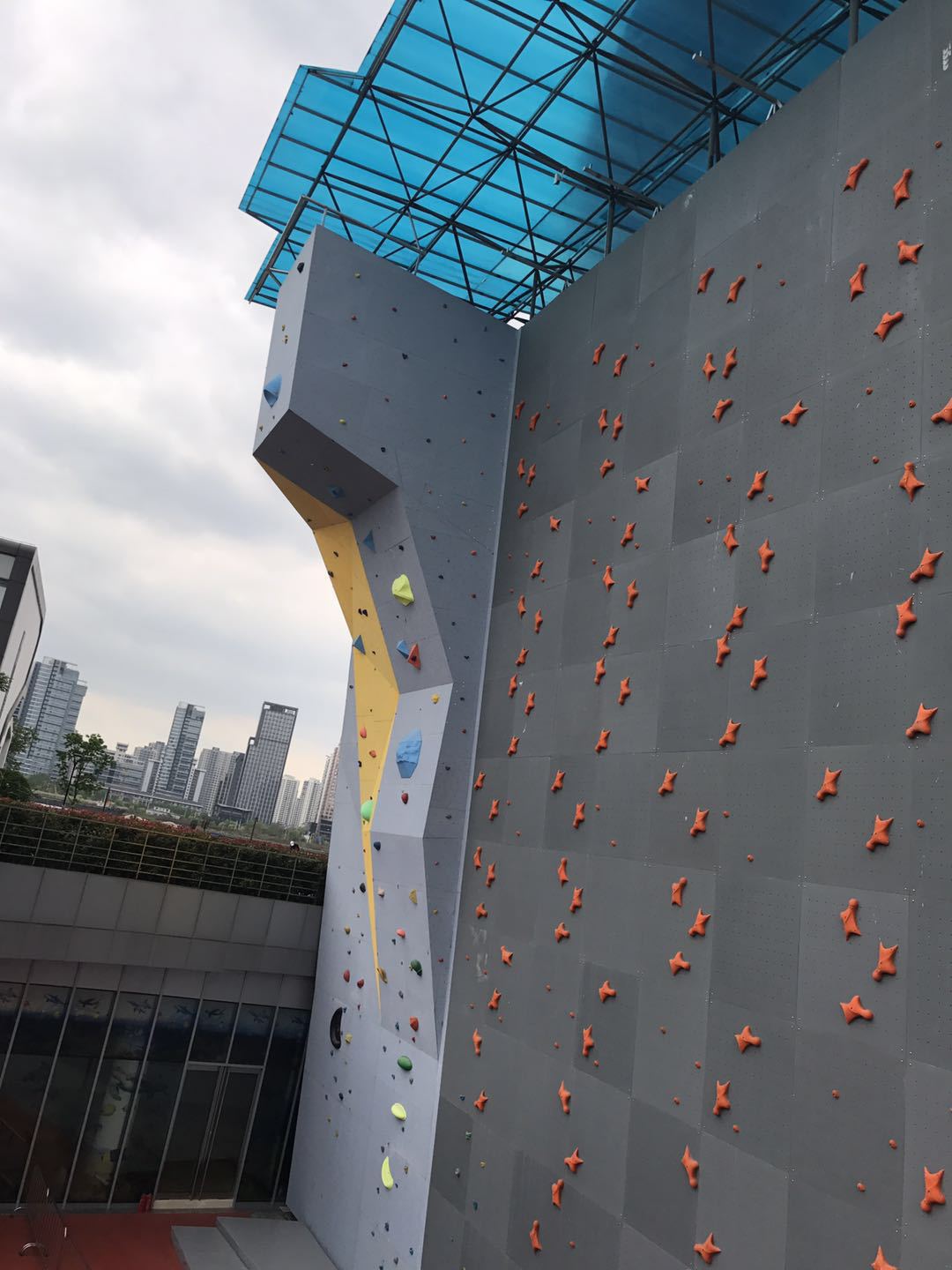 新款室外大型攀岩墙户外成人训练拓展游乐攀岩板安装定制抱石攀爬