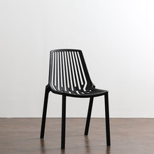竖纹镂空北欧创意塑料餐椅简约现代工程椅餐厅家用休闲设计师椅子