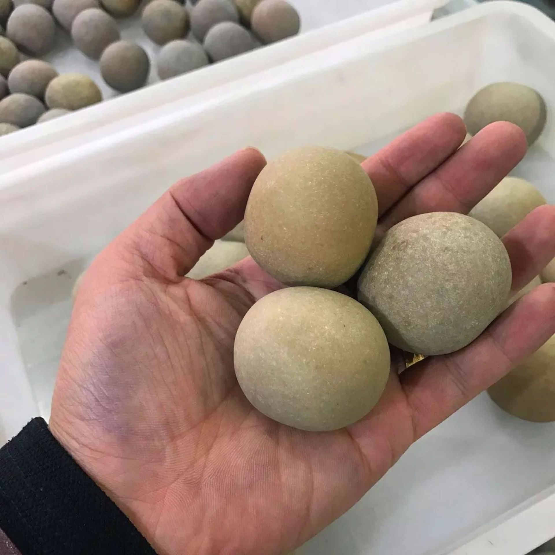 天然夜光石原石夜明珠 发光奇石萤光石带皮夜光球摆件手把件批发