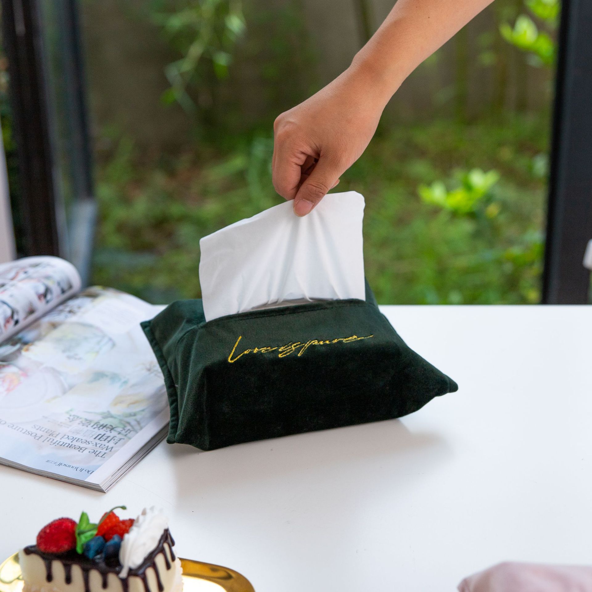 跨境爆款北欧式刺绣花纸巾套绒布车载抽纸套家用收纳盒布艺纸巾袋