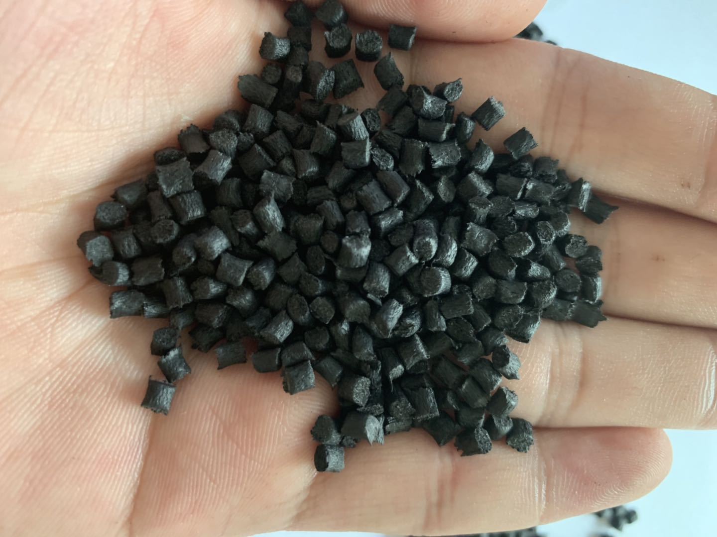 尼龙pa6黑色加纤30%,可应用注塑于五星脚料大班椅