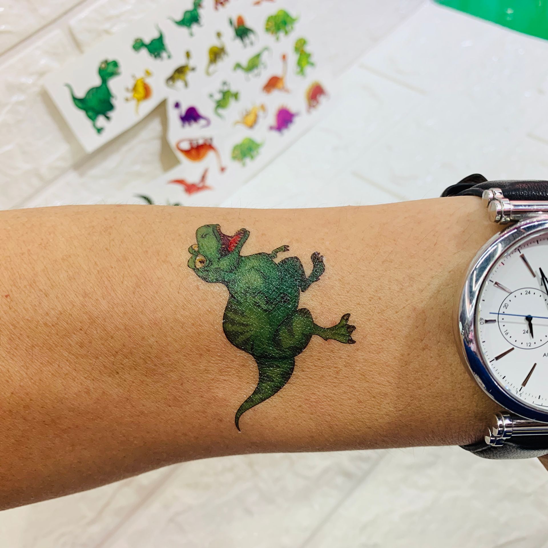 卡通恐龙纹身贴纸亚马逊热卖卡通防水儿童贴纸礼品赠送纹身贴纸