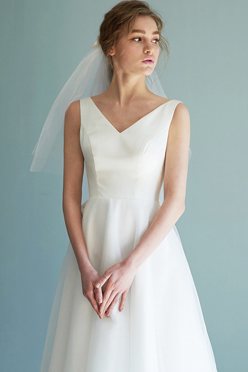 缎面轻婚纱2022新款简约素雅新娘旅拍v领出门纱小个子修身显瘦女