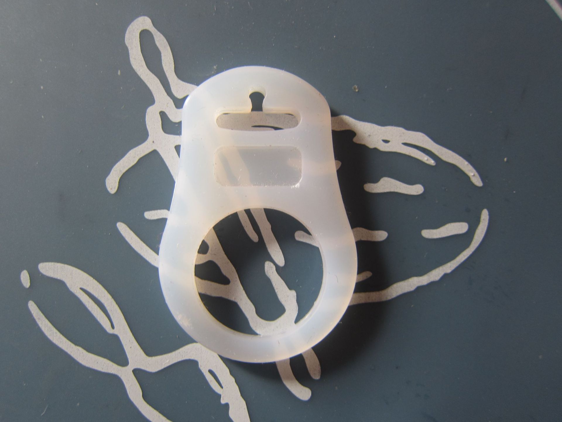 厂家直销硅胶水瓶扣硅胶水壶扣 矿泉水瓶扣 饮料瓶背带扣硅胶配件