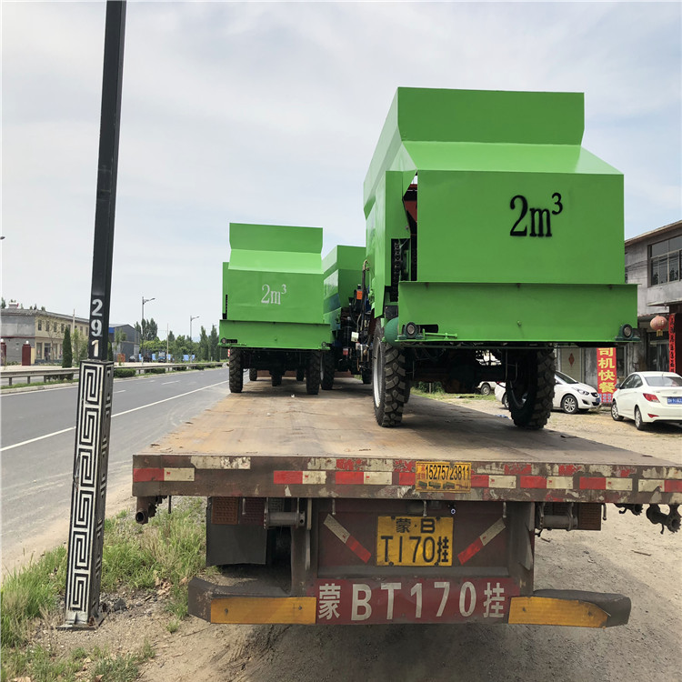 猪场电瓶式饲料运输机 全自动电瓶喂料机 饲料输送撒料车厂家
