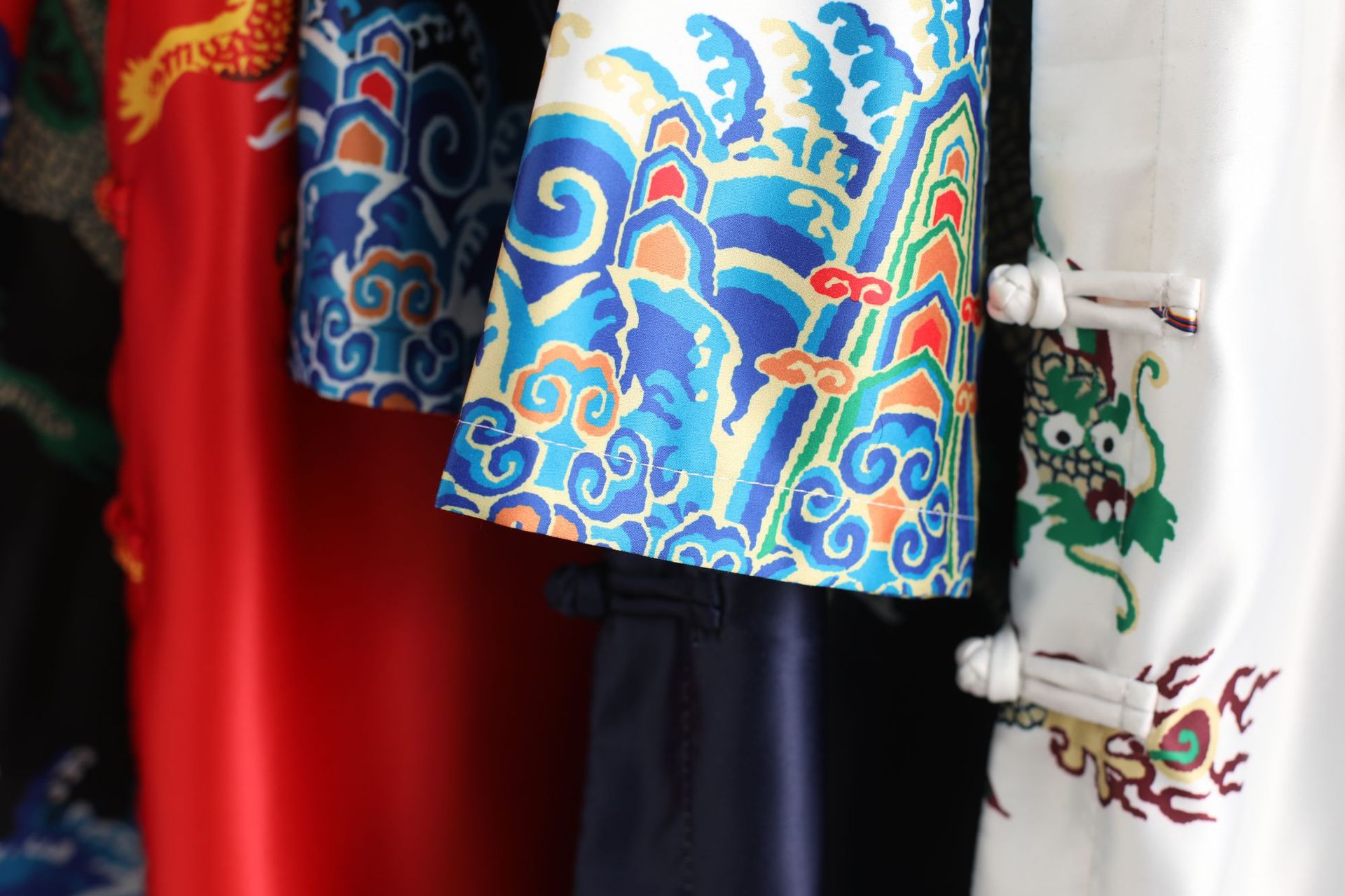 质地: 高密缎面印龙 祥云图案 柔滑柔软挺括 厚薄适中 斜襟盘扣开衫