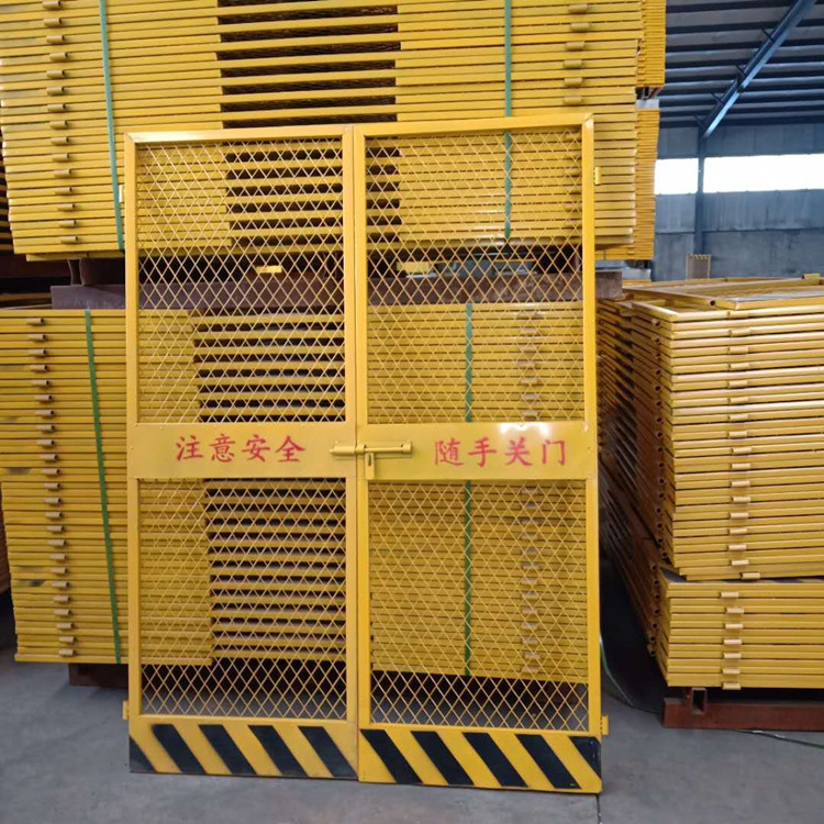 钢板网双板电梯防护门 建筑施工电梯防护门 工地电梯防护隔离网厂