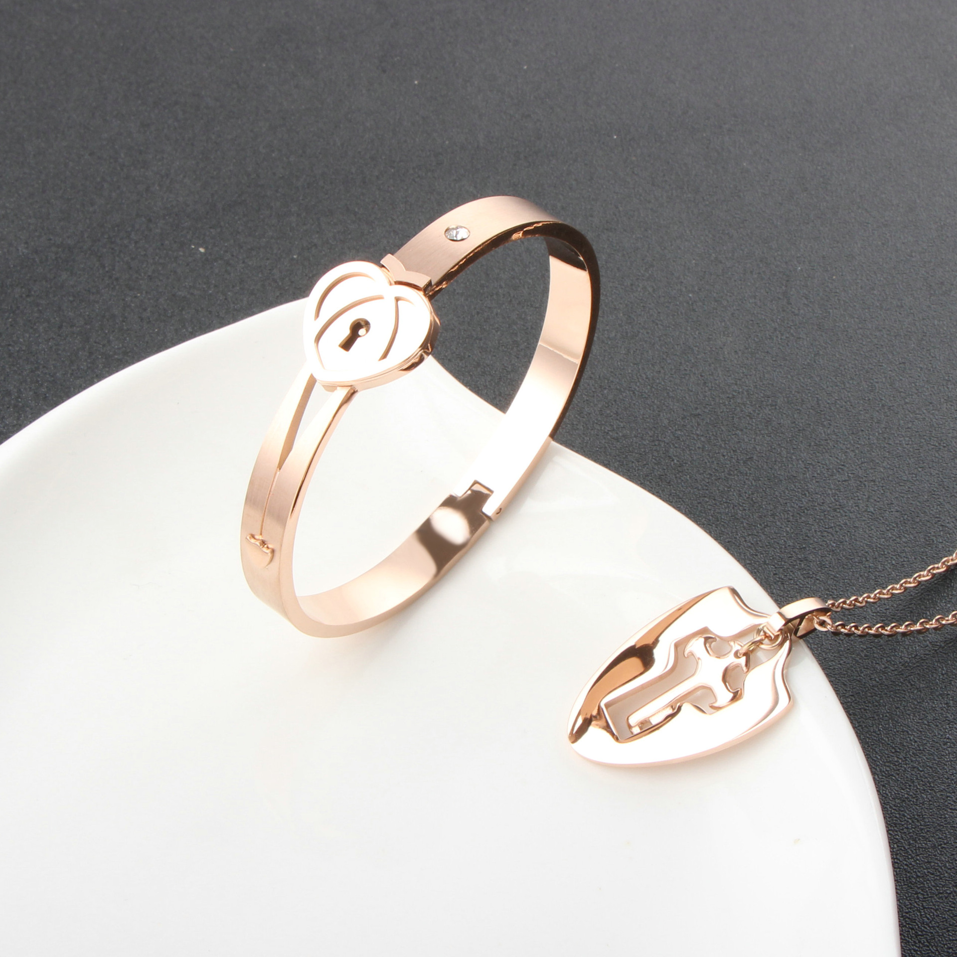 同心锁手镯冲上云霄手镯情侣互锁钛钢项链套装男女生日礼物男锁女