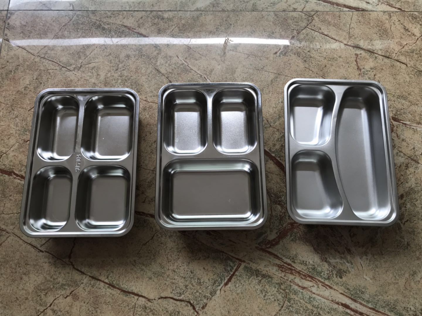 厂家批发304不锈钢快餐盘 加厚加深三格四格学校食堂饭店餐盘批发