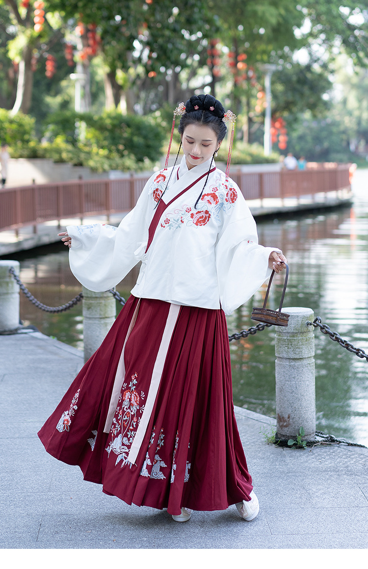 传统汉服女刺绣牡丹琵琶袖明制交领红色马面袄裙两片式演艺服a195