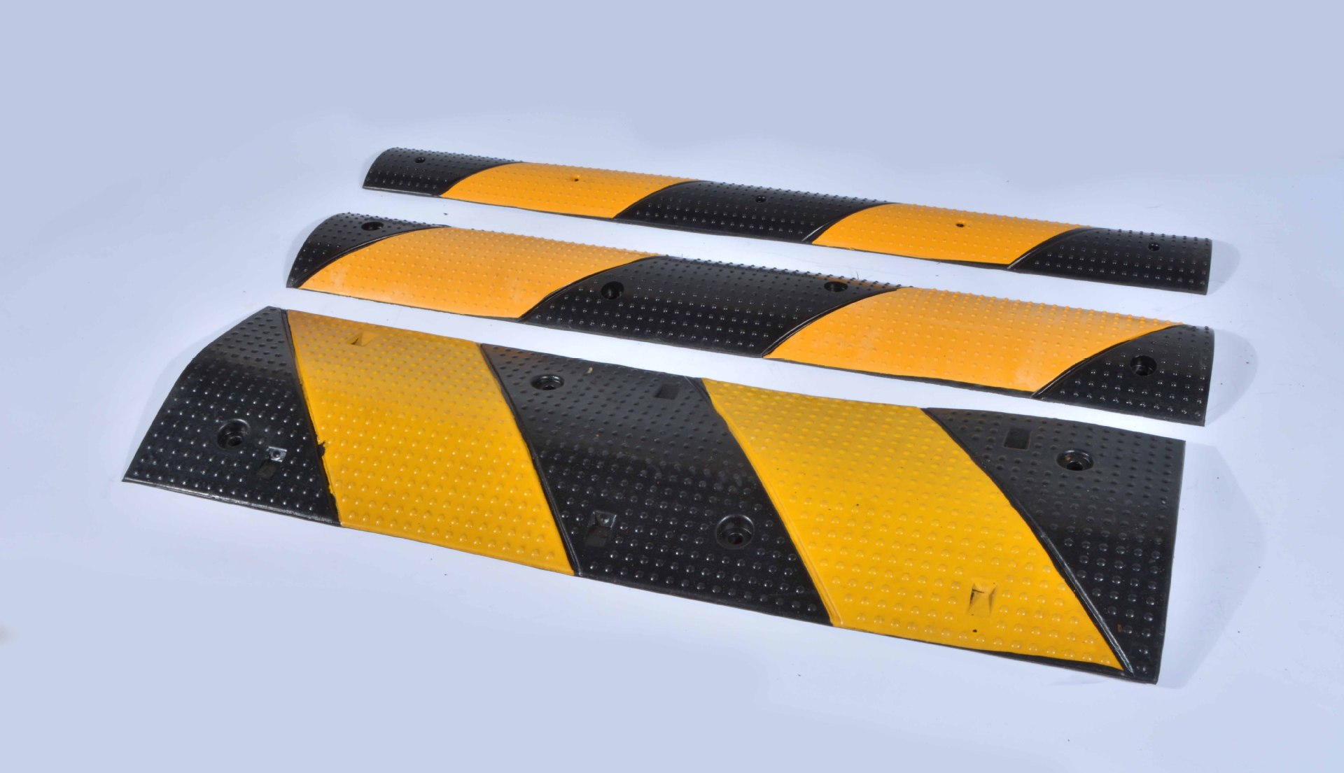 线槽减速带橡胶公路道路小区车库减速板减速垄5cm4cm橡胶减速板