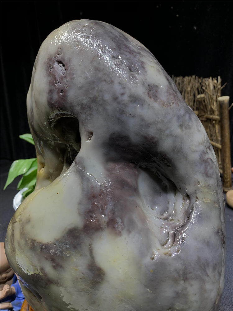 黄蜡石是岭南石玩界广为流行的石玩,是传统赏石中