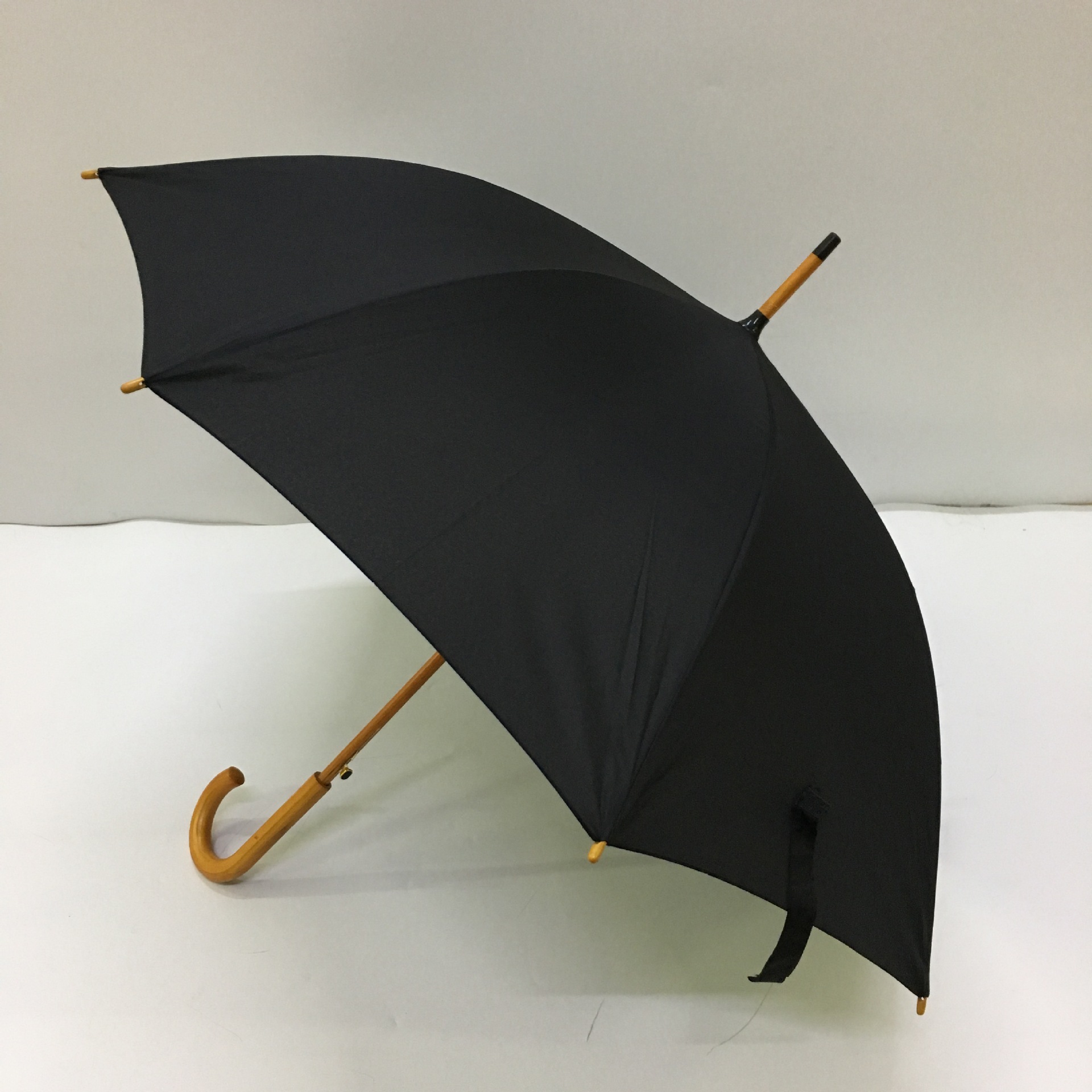 产品规格:23寸x8kx14mm自动木中棒电着黑骨精品雨伞,采用14mm尖黑尾木