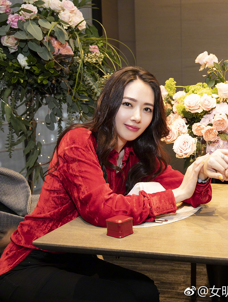 现货2019春夏新款 郭碧婷微博ins求婚同款红色丝绒衬衫长袖上衣