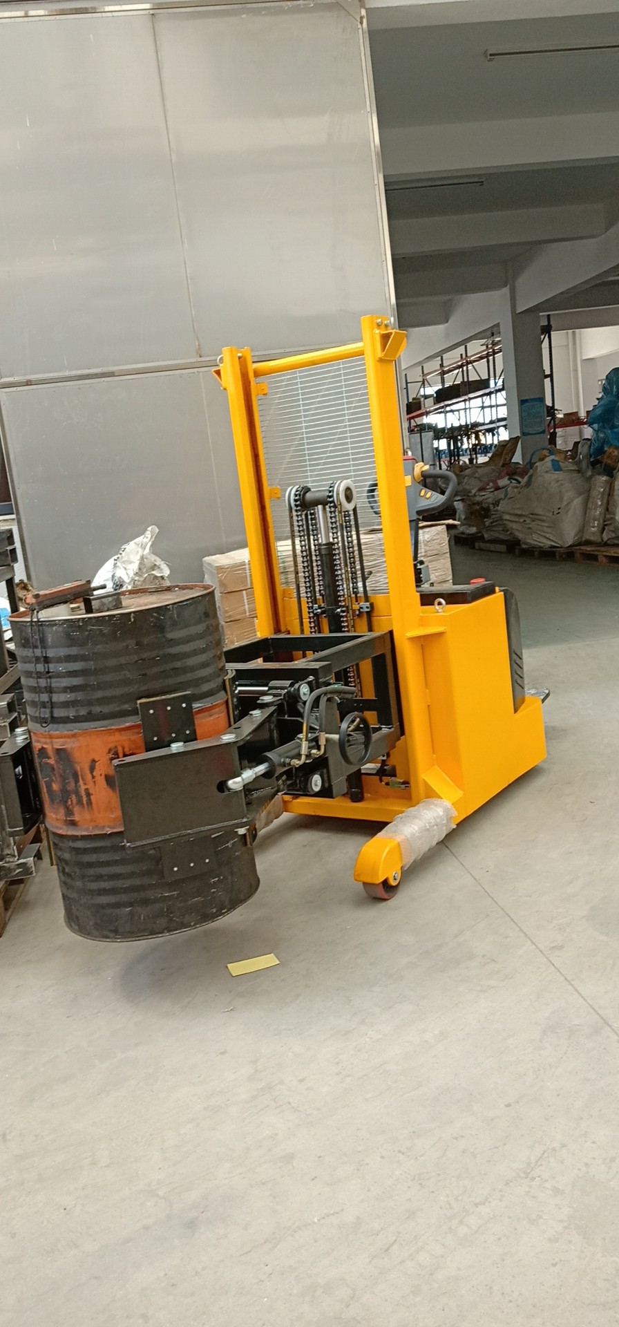 北京销售电动油桶夹抱车电动油桶堆高车360度旋转