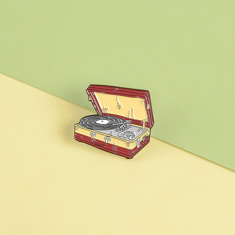 卡通复古怀旧手提箱式黑胶唱片机个性创意滴油胸针 潮流百搭衣饰