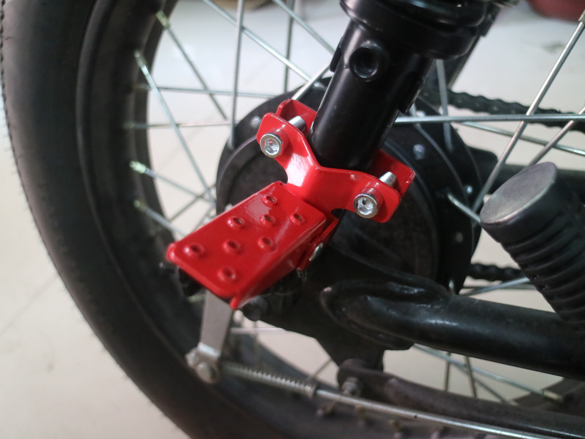 跨境通用哈雷摩托车脚踏脚蹬板改装防滑减震配件cg复古折叠脚踏