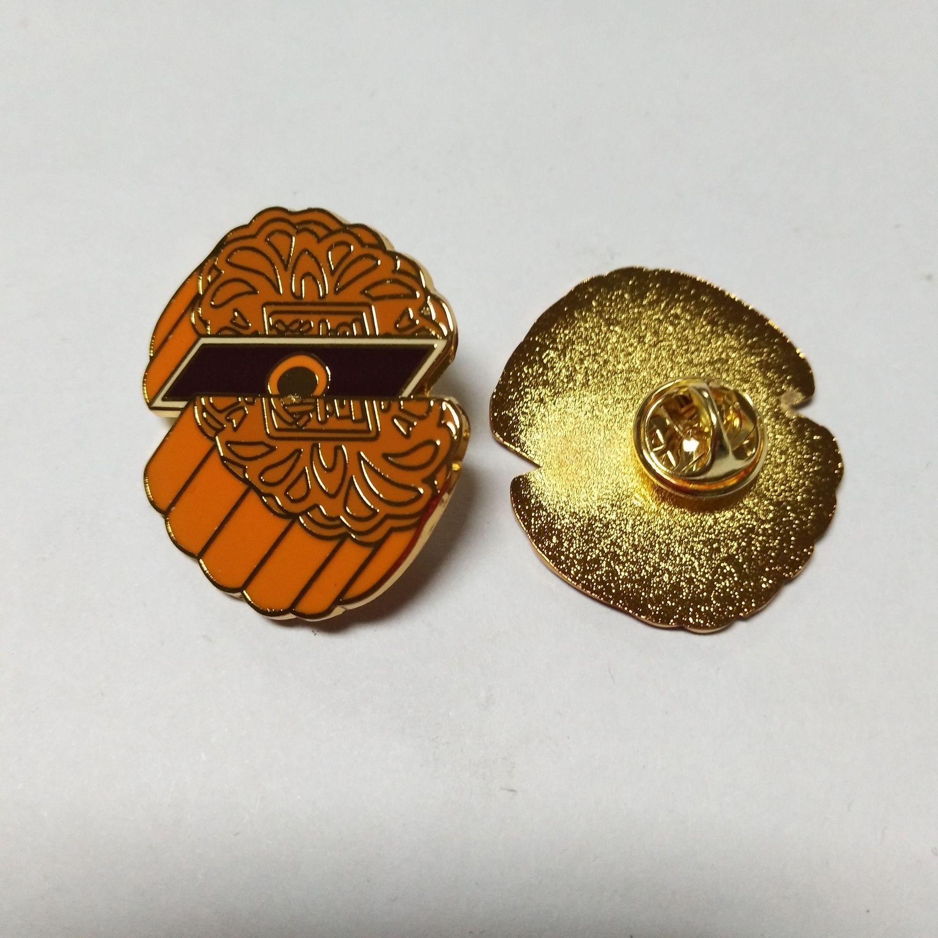 日本动漫卡通外贸金属胸章珐琅金葱粉工艺锌合金压铸胸章