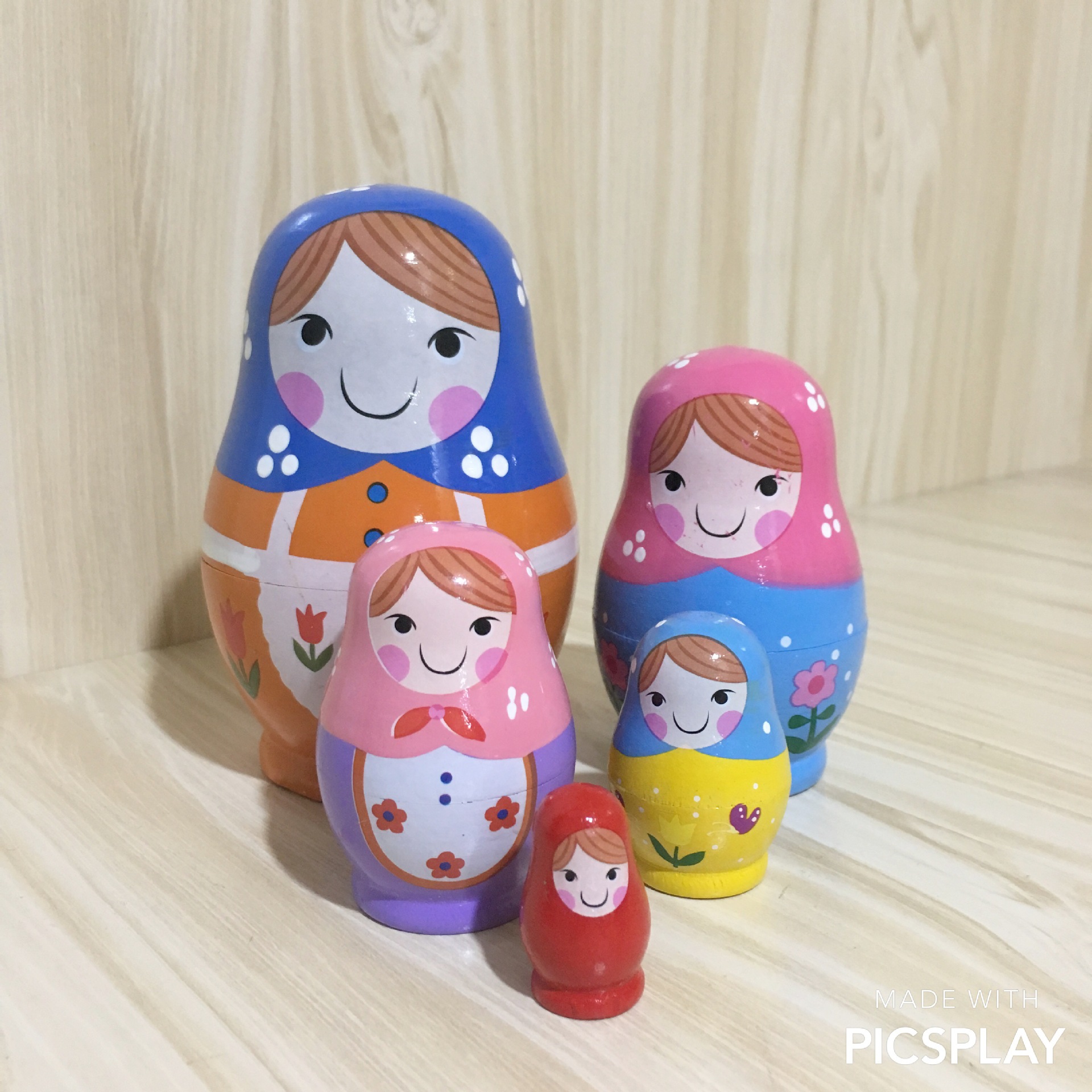 一般由多个一样图案的空心木娃娃一个套一个组成,最多可达十多个,通常