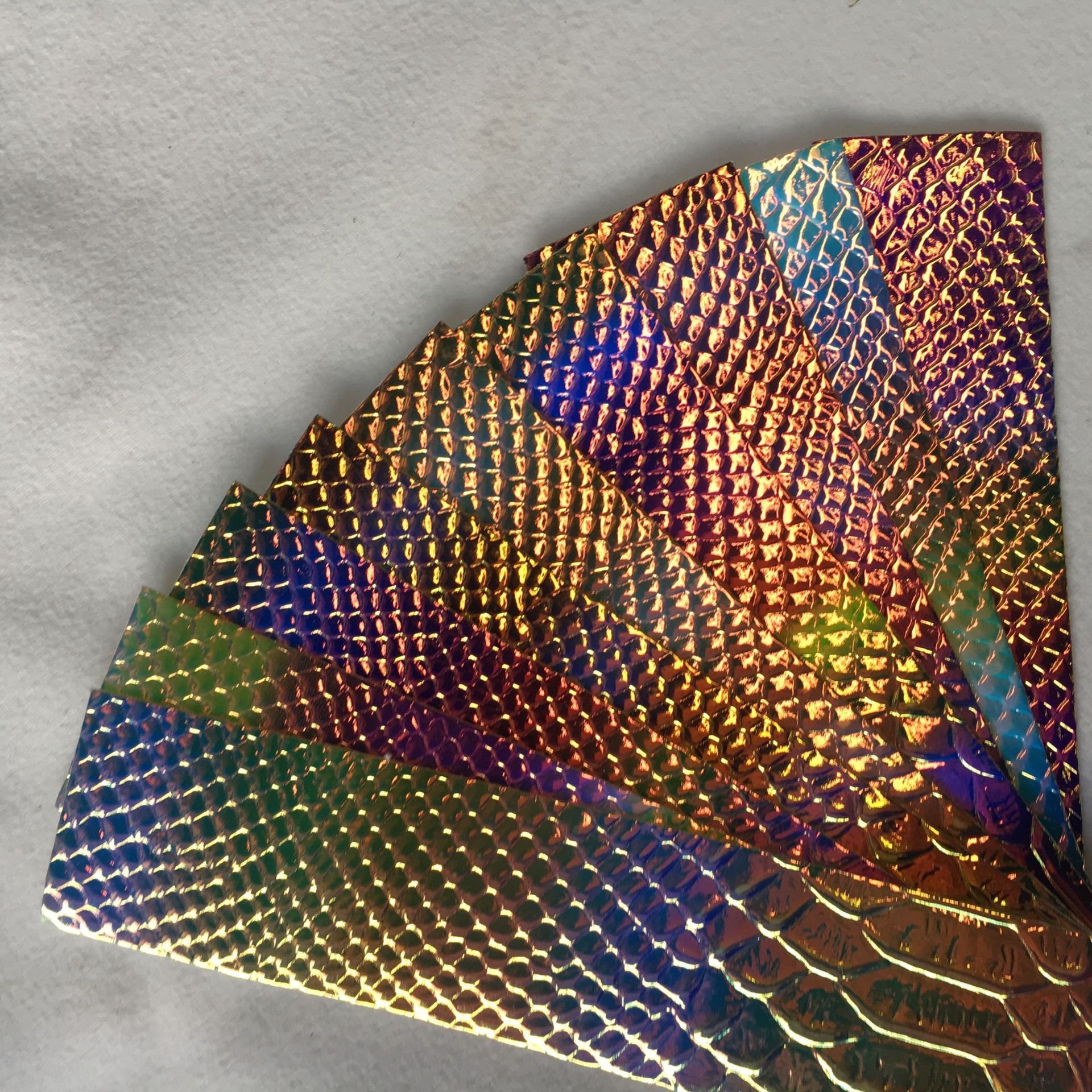 骏荣厂家直销镭射pu皮革0.7mm幻彩蛇纹皮革手袋包装箱包面料新款