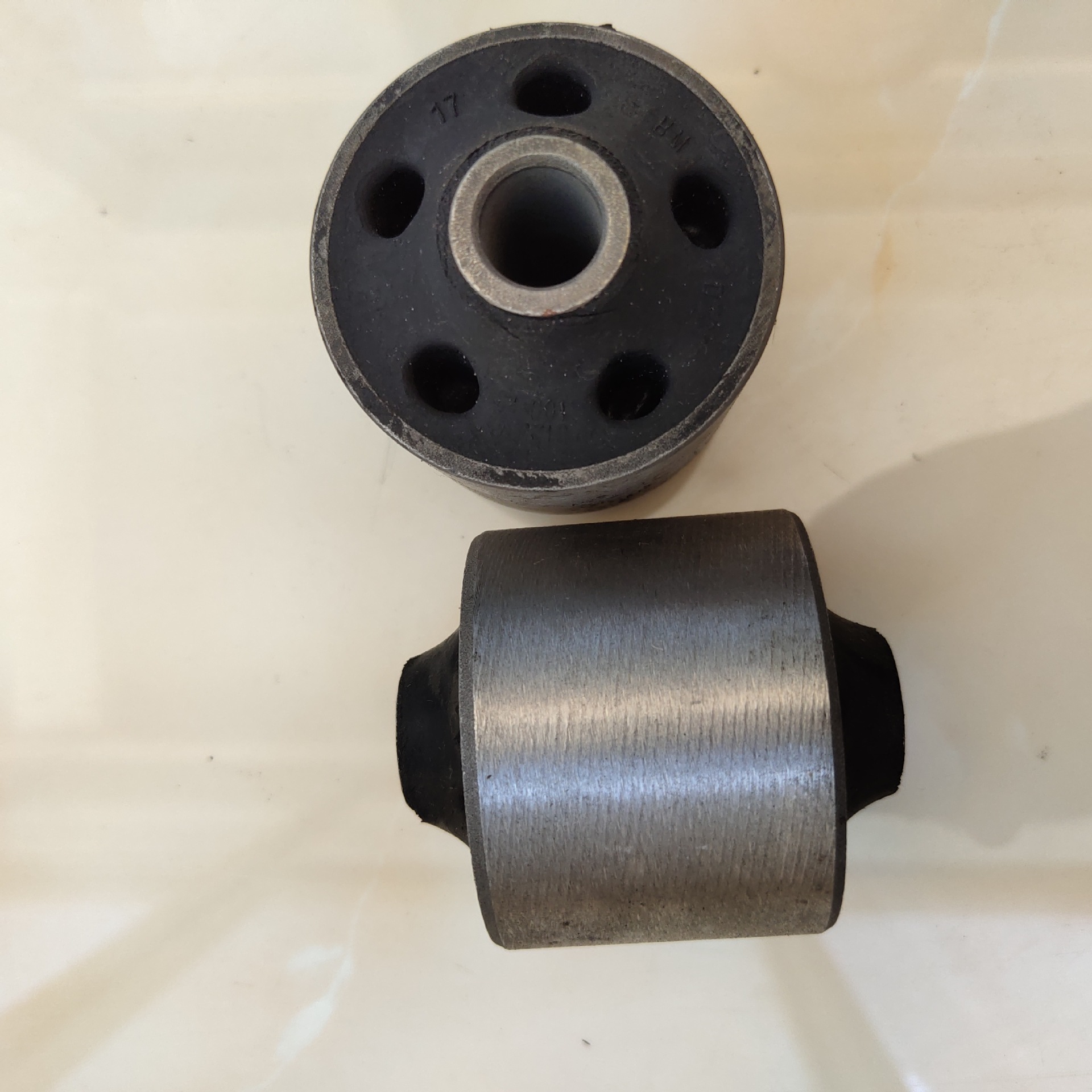 生产厂家 衬套摆臂下支臂橡胶衬套悬置橡胶轴套包铁件 加工定制