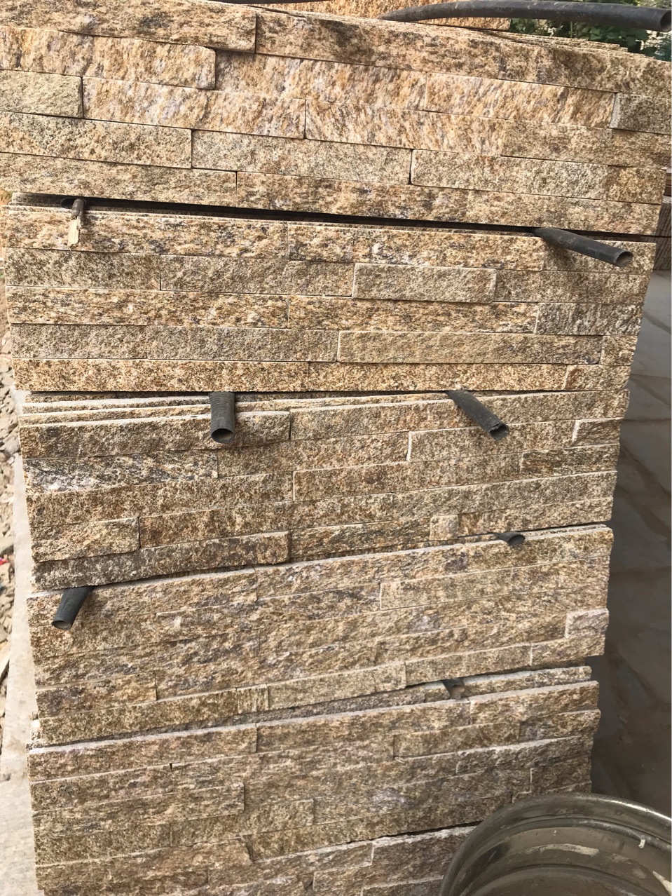 厂家直销量大从优虎皮黄文化石虎皮黄蘑菇石天然板岩文化石