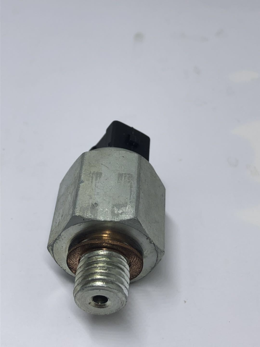 适用于宝马e31e32e38e39机油压力开关 油压开关 12611715504