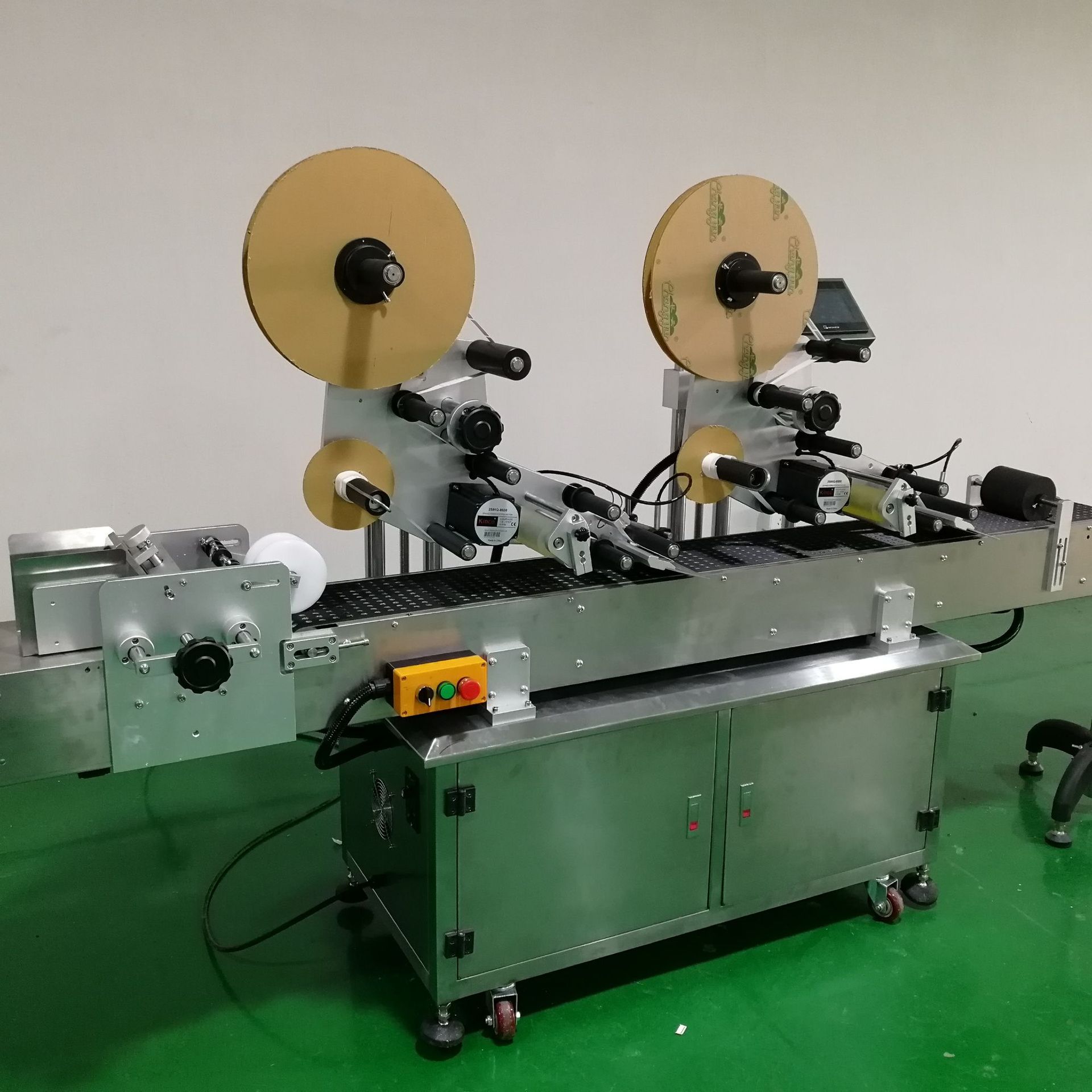 服饰吊牌卡片自动分页贴标机全自动平面贴标机服装吊牌贴标签机