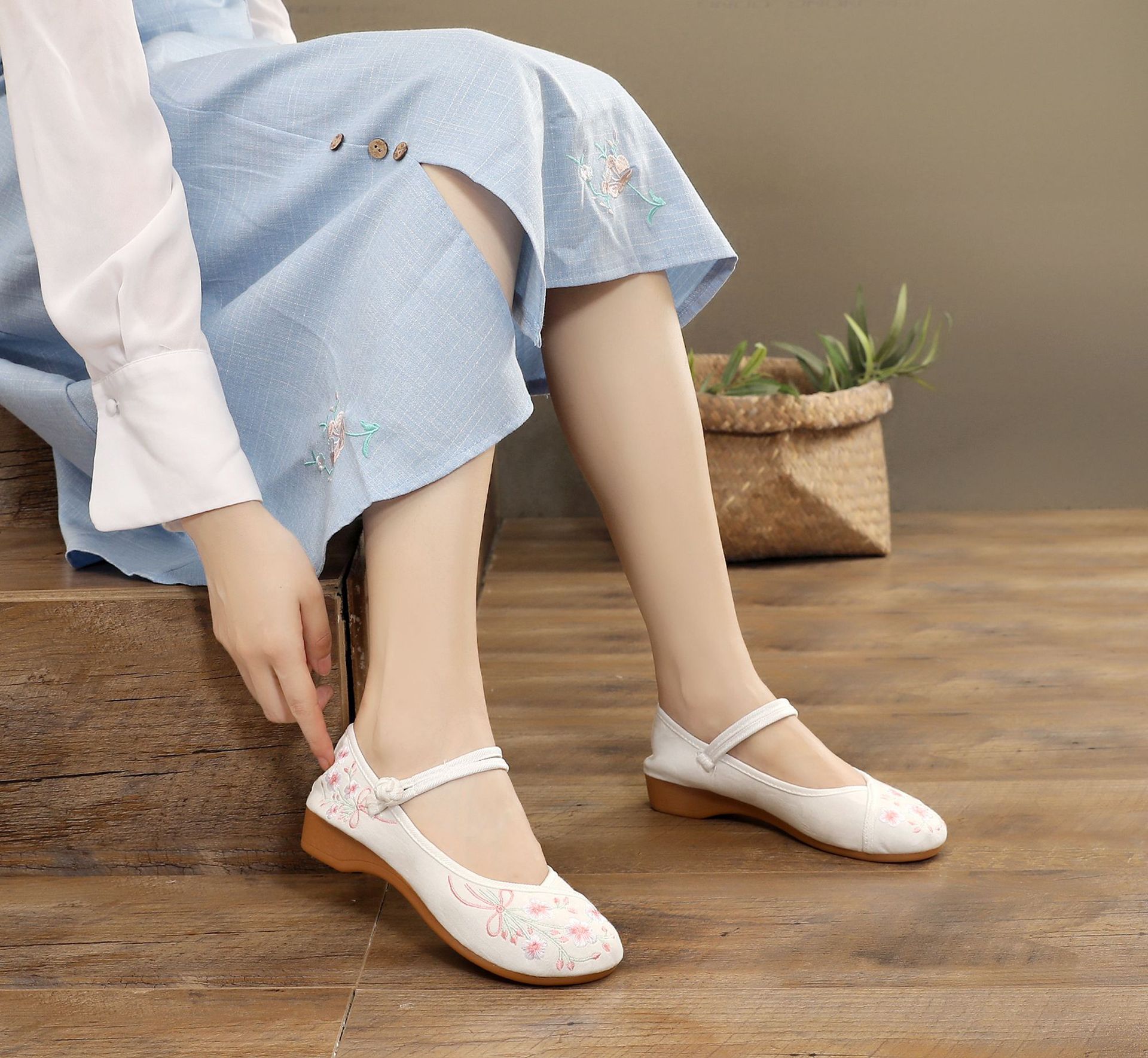 2019新款女汉服鞋子春夏老北京布鞋中国风绣花鞋民族风女鞋广场舞