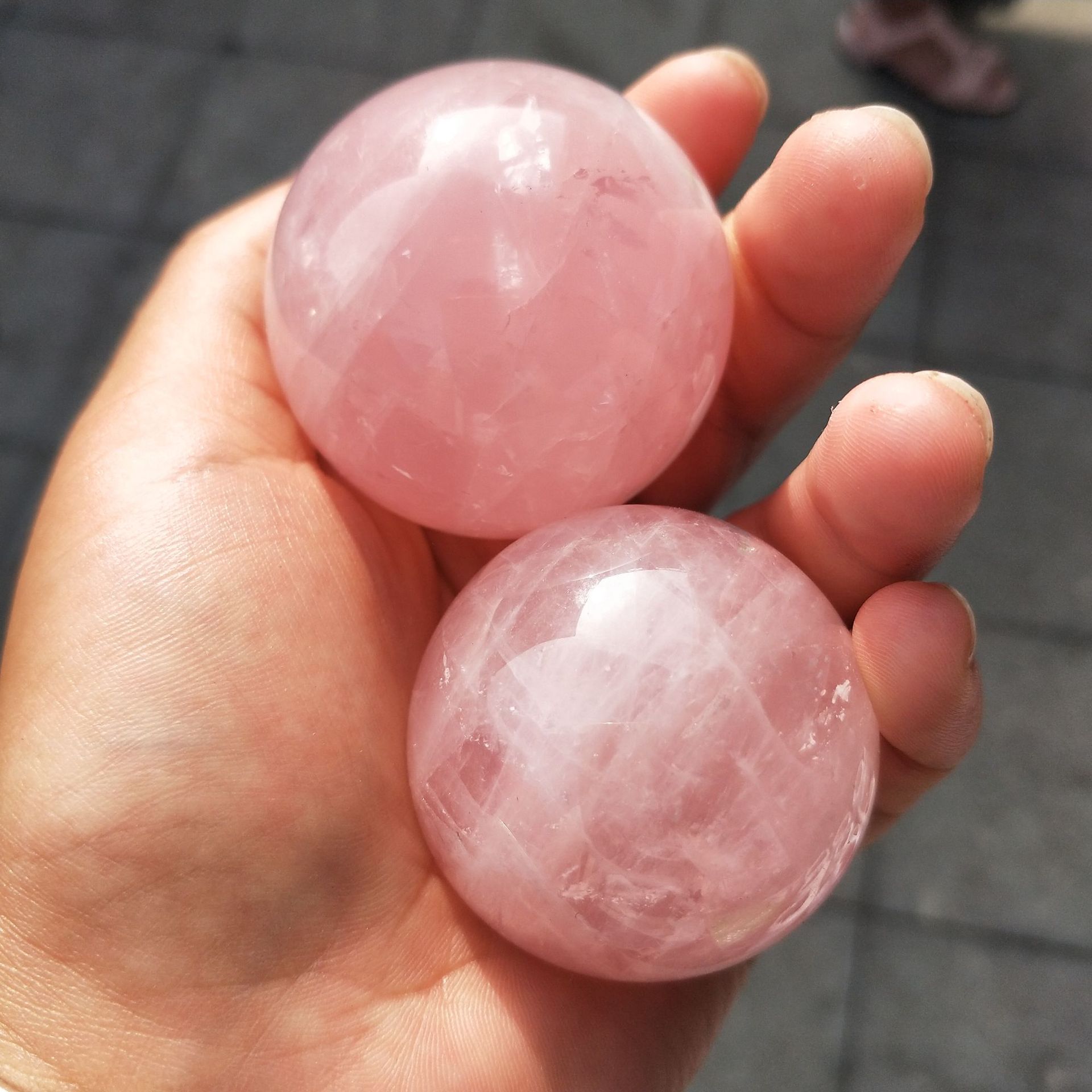 天然粉水晶球摆件 天然粉晶小球手把件批发保婚姻风水阵法球4厘米