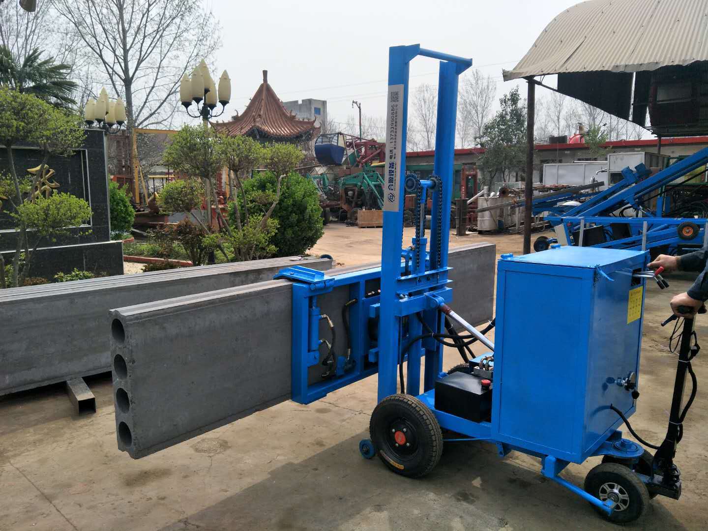 合源4米侧移隔墙板立板机,电动液压条板安装机,墙板侧移装板机