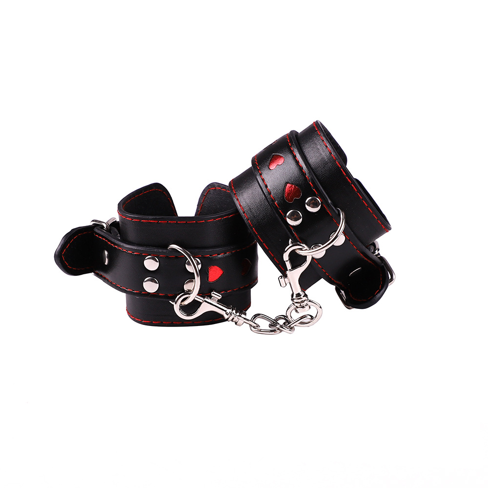 成人用品捆绑女用黑色皮革爱心毛绒手铐另类玩具厂家直销批发